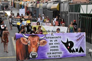 La Plaça Major de Pedreguer s’ompli de crits contra el maltracte animal i els bous al carrer en la primera manifestació antitaurina