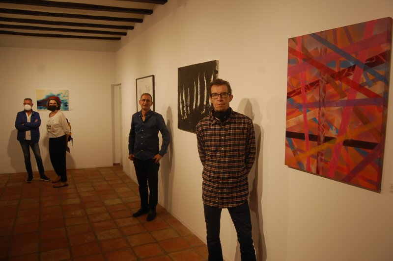Veinticuatro artistas de la comarca aportan las actuales tendencias pictóricas en el Centre de Exposicions de Pego