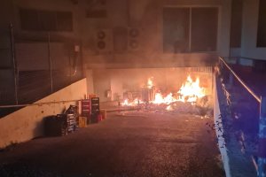 Un incendio obliga a evacuar a  los clientes del hotel Port Dénia en plena madrugada por la acumulación de humo 