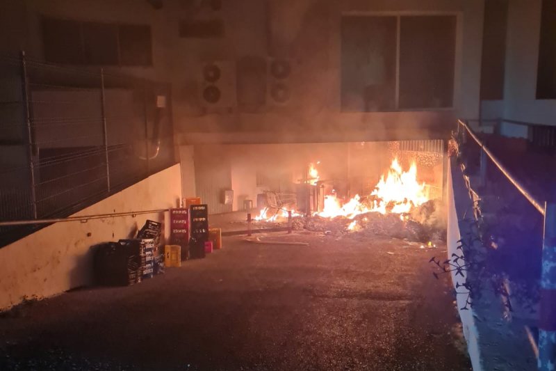Un incendio obliga a evacuar a  los clientes del hotel Port Dénia en plena madrugada por la acumulación de humo 