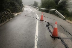 Las lluvias provocan una grieta en la carretera de Vall de Laguar