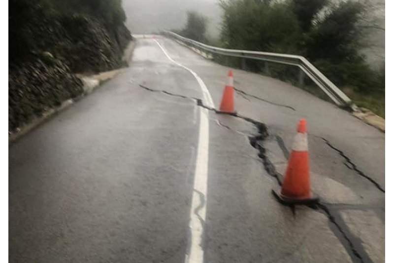 Las lluvias provocan una grieta en la carretera de Vall de Laguar