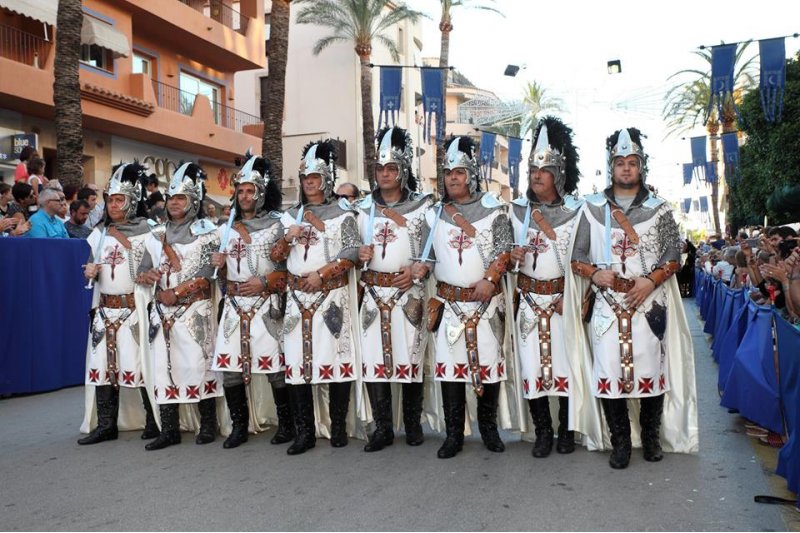 Bashira y Caballeros del Rey Don Jaime lucen galas en el desfile de Moraira