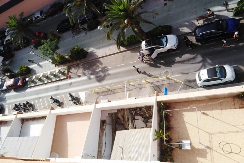 La terraza de una vivienda de Dnia se hunde y provoca daos materiales en dos locales comerciales 
