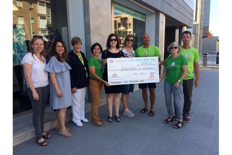 The Charity Shop dona 1230 euros para ayudar a las vctimas de violencia de gnero de Xbia