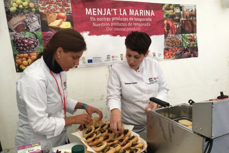 Dos cocineras de la comarca preparan arroces, cocas y buuelos en Bergen