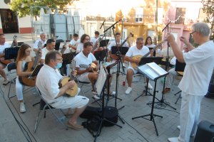 La rondalla de l’Escola Municipal de música de Orba conmemora su decimoquinto aniversario en “A boqueta de nit”