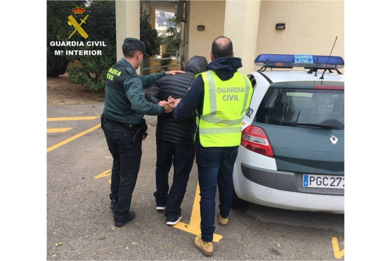 La Guardia Civil detiene en Xbia a tres hombres por robos en locales y viviendas