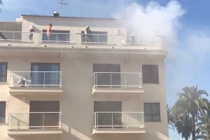 Controlado el incendio en un apartamento de Les Marines