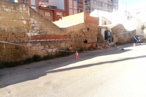 Un mur cau en l'avinguda Marquesat de Dénia sense causar danys