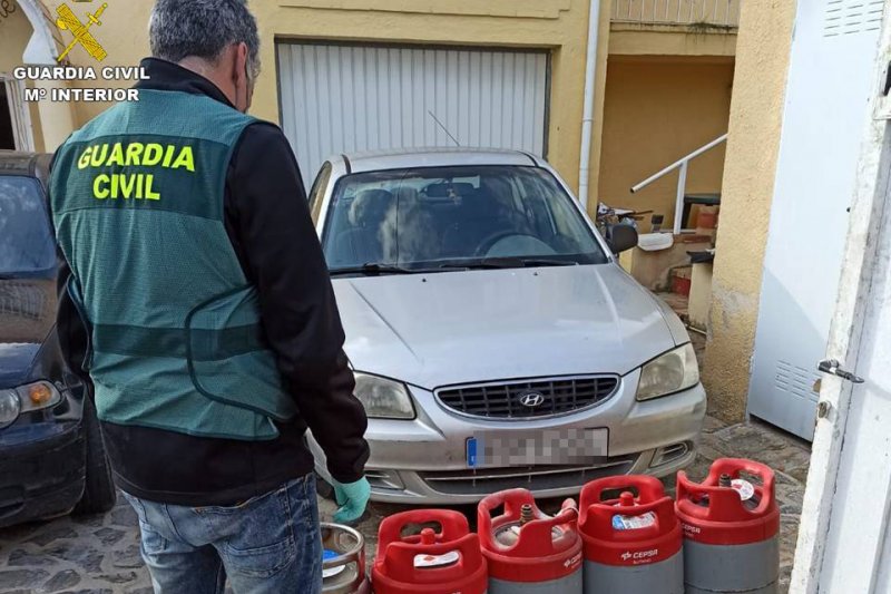 La Guardia Civil detiene a un vecino de Xàbia por robar 155 bombonas de butano y propano en la Marina Alta