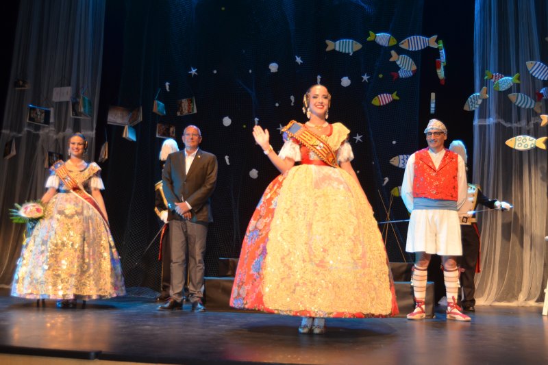 Versos de Maria Ibars y un cuento infantil acompañan a Aida Gavilà y Noa Dacosta en sus presentaciones como Falleras  Mayores 