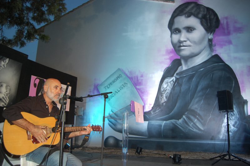 Un mural da visibilidad a la figura de la feminista de Maria Cambrils en la plaza que lleva su nombre en Pego