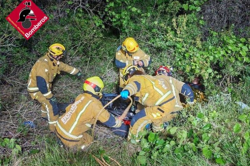 Los bomberos rescatan a un hombre herido que quedó atrapado entre unos matorrales