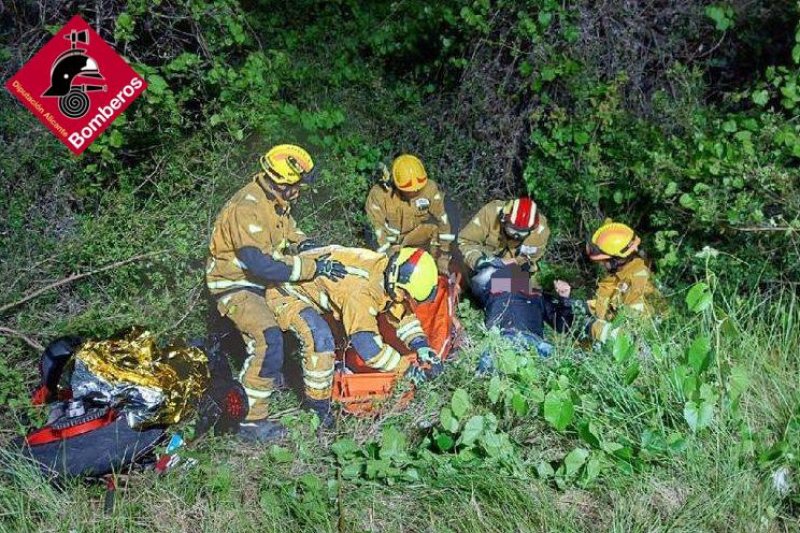 Los bomberos rescatan a un hombre herido que quedó atrapado entre unos matorrales