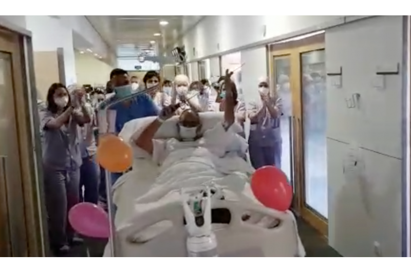 El Hospital de Dnia celebra a ritmo de marcha cristiana la salida del ltimo ingresado en la UCI por Coronavirus