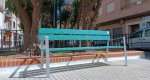 El Ayuntamiento de Pego instala seis nuevos bancos fabricados con tapones de botellas recicladas por el casco urbano