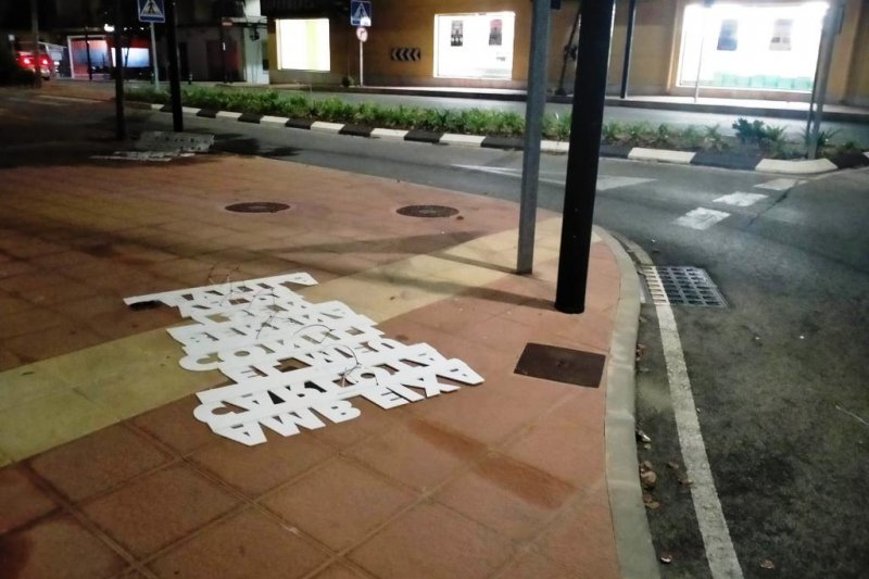 La impactante campaa contra la violencia de gnero en El Verger acaba con los carteles destrozados 
