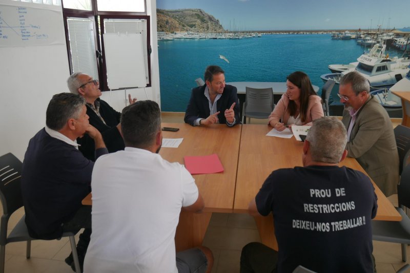 VOX plantea en Xbia desafos para la pesca y soluciones al problema del emisario en la playa del Arenal