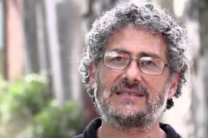 L’analista mexicà Gustavo Castro intervé a una xerrada de l’Ateneu Popular de Pedreguer