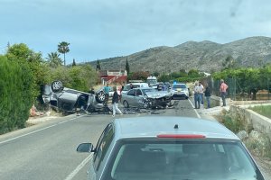 Dos heridos graves en un aparatoso accidente en Pedreguer