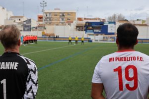 Silencio en los campos de fútbol de la Marina Alta por las víctimas del incendio de Valencia