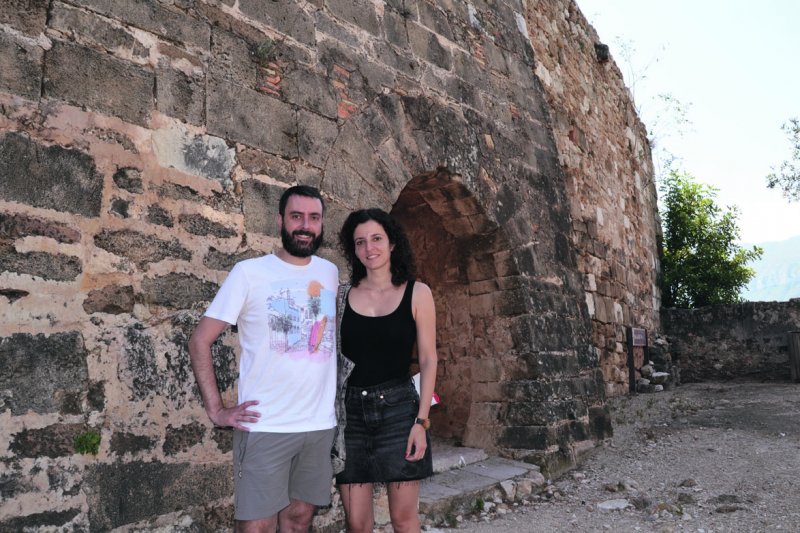 Una pareja de valencianos, los primeros visitantes del Castell de Dnia tras la reapertura