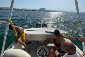 La Policia Local de Dénia rescata dos joves que anaven a la deriva en una taula de windsurf 