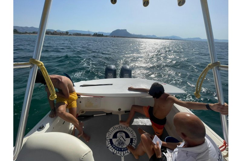 La Policía Local de Dénia rescata a dos jóvenes que iban a la deriva en una tabla de windsurf 