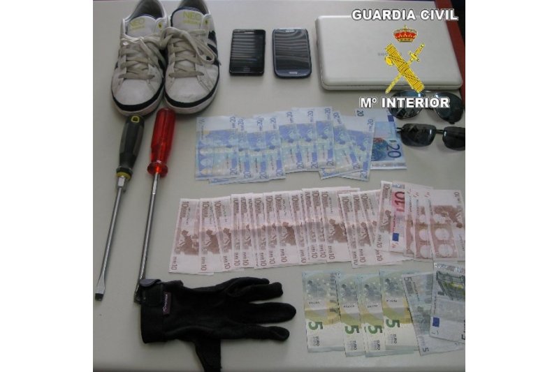 La Guardia Civil detiene a dos hombres acusados de robar en viviendas de la Marina Alta
