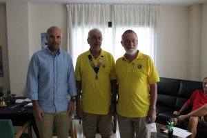 Carlos Linares recibe la insignia de oro del Club de los Leones