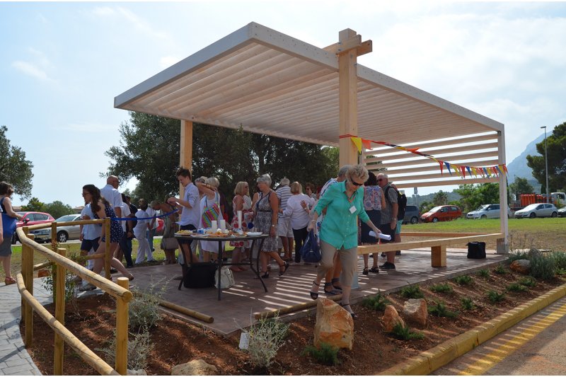 Familiares de un paciente, Help y el Club Leones se unen para construir una prgola en el HACLE de La Pedrera