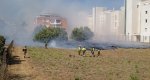  Los bomberos controlan un incendio en un descampado de Dénia
