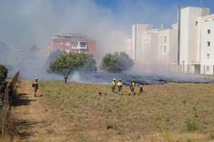  Los bomberos controlan un incendio en un descampado de Dénia