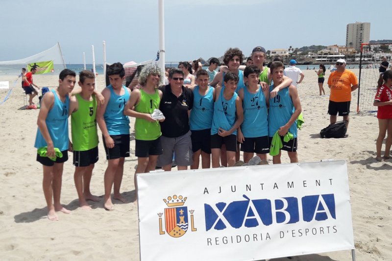 Buen ambiente en el arranque de la Lliga Valenciana de Handbol Platja en Xbia