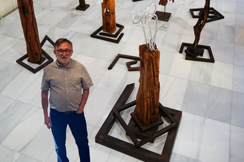 Javier Ruíz convierte la Torre de los Duques de Medinaceli de El Verger en un improvisado salón de danza con sus esculturasJ