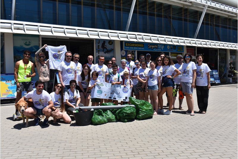 Cuarenta voluntarios extraen 20 kilos de basura de la playa Punta del Raset