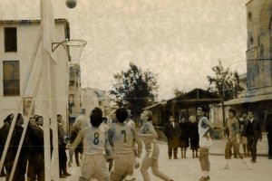 Jugadores y directivos de todas las pocas conmemoran el 50 aniversario del Club Bsquet 