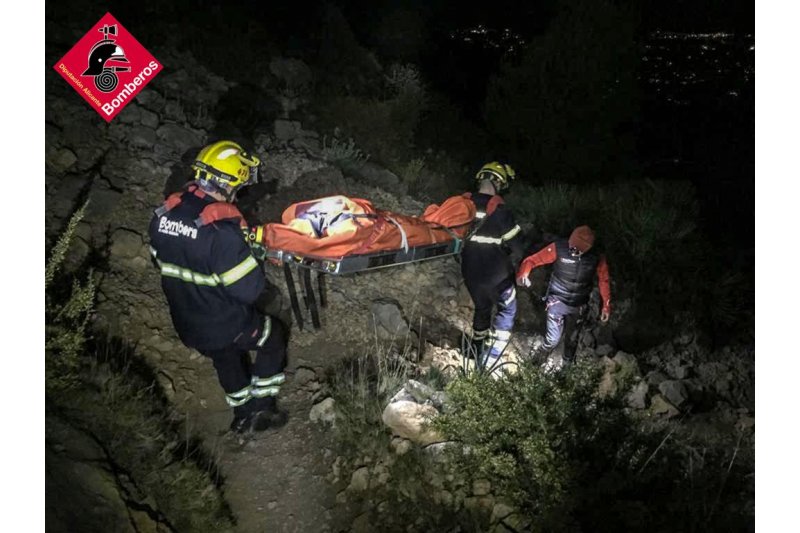 Los bomberos rescatan a una senderista en la Sierra de Bèrnia
