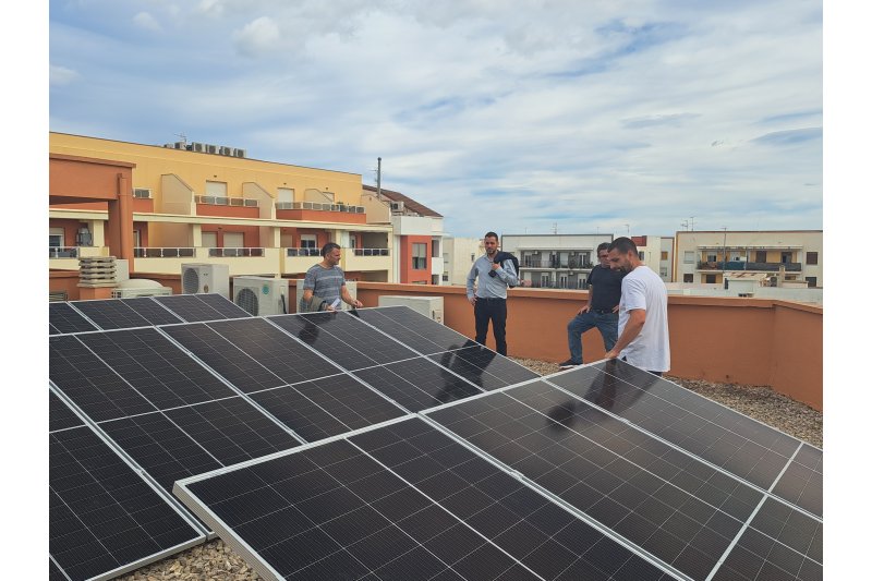 Plaques solars fotovoltaiques i bateries per a millorar leficincia del Centre Social dOndara