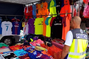 La Polica Nacional detiene a siete personas por vender prendas deportivas falsificadas en un mercado de venta ambulante en Dnia