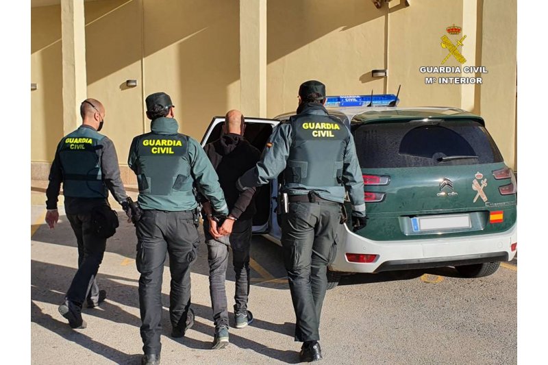 La Guardia Civil detiene a un hombre por robos en vehículos 