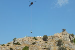 Un helicòpter transporta les 75 tones de material necessàries per a la rehabilitació del castell de l'Ocaive de Pedreguer
