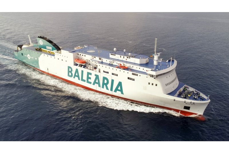 Baleria mide la temperatura a todos los pasajeros antes de embarcar 