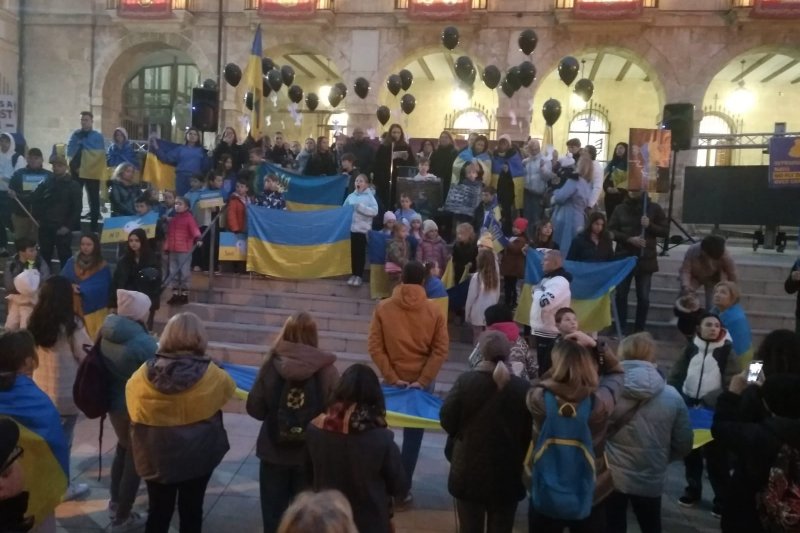 Una manifestación contra la invasión rusa recorre las calles del centro de Dénia 