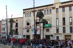 La colgada del cartel de Moros y Cristianos en el balcón del Ayuntamiento inicia la cuenta atrás hacia las fiestas patronales de Pego