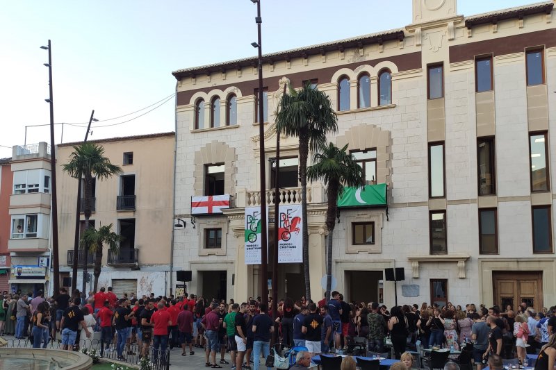La colgada del cartel de Moros y Cristianos en el balcn del Ayuntamiento inicia la cuenta atrs hacia las fiestas patronales de Pego