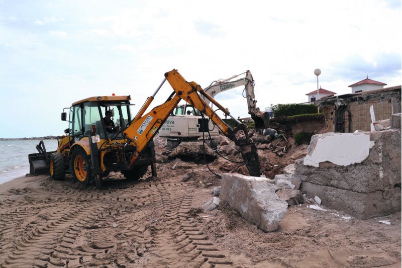 Los vecinos de Les Deveses inician la construccin de los diques para proteger sus viviendas 