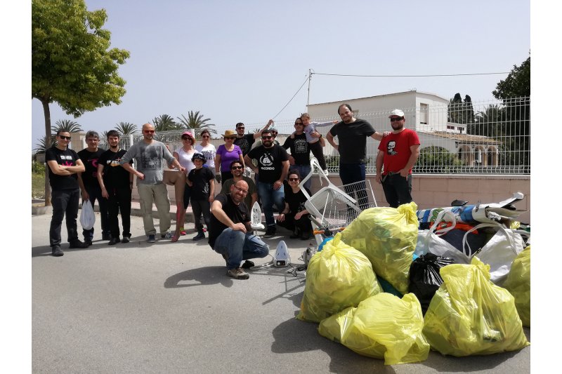 Vens i voluntaris retiren 150 quilos de residus del llit del riu Girona