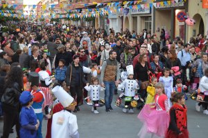 La imaginacin y originalidad de los disfraces infantiles llenan las calles de Dnia